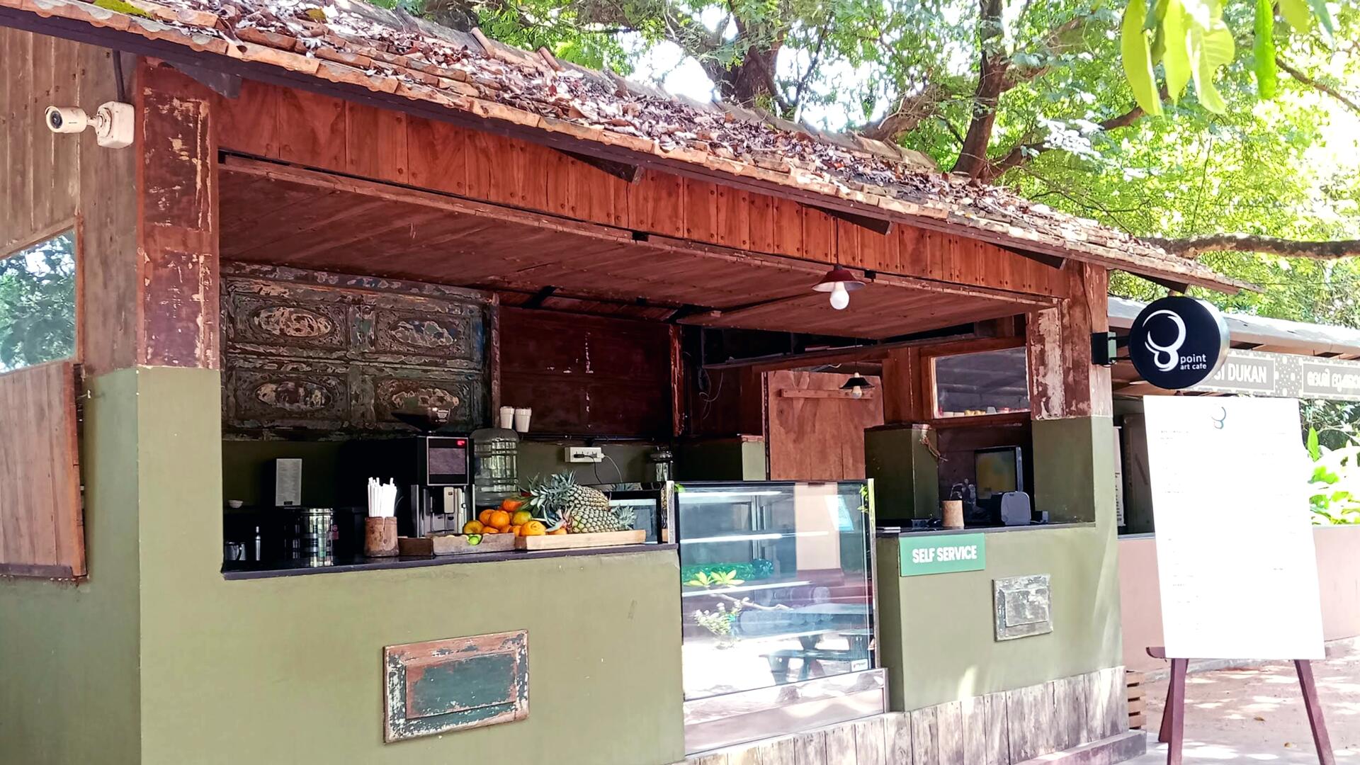 8 Point Art Café